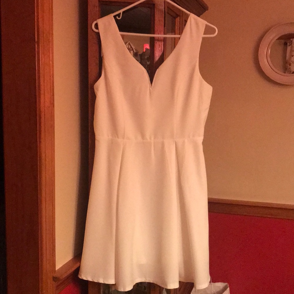 ALYA DRESS WHITE V NECK SLEEVELESS SIZE LARGE - Picture 1 of 4